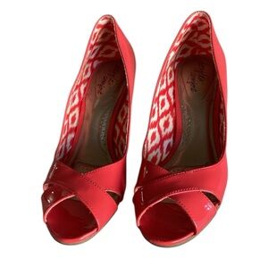 Dexflex Comfort brand shoes in a bright orange patent leather. Size 8